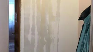 Потоп в доме: талая вода заливает квартиры на улице Крупской