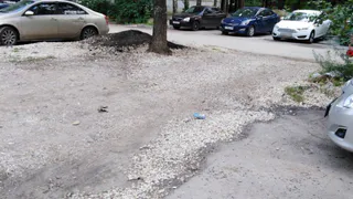 "Строят второй год". Рязанцы жалуются на разбитую парковку на Интернациональной