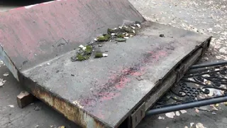 Мужчина, на которого обрушился бетонный козырек, умер в больнице