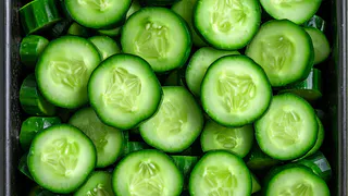 Просто нарезаю огурцы кружочками, заправляю пикантным соусом и через 20 минут уже едим: от закуски невозможно оторваться