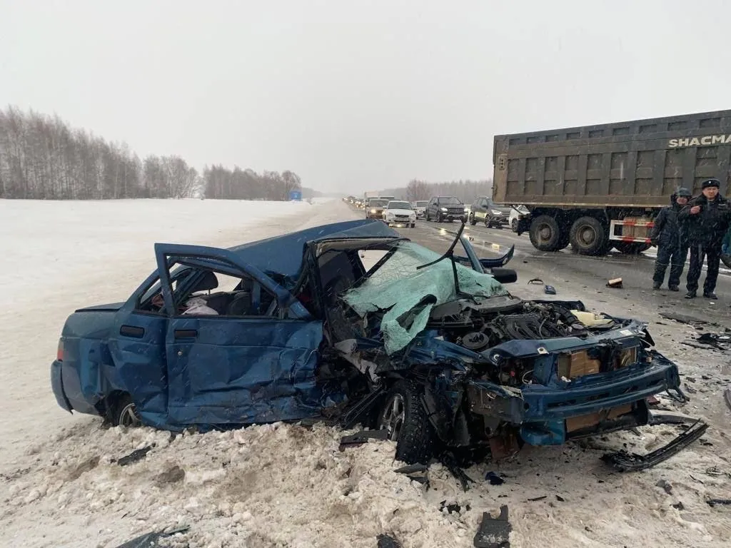 В Татарстане ВАЗ совершил лобовое столкновение с Toyota, а потом отлетел в Chevrolet.