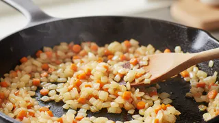 Запомните простое правило для обалденной зажарки: что обжаривается первым — лук или морковь