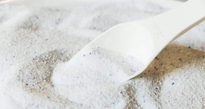 Стакан при стирке - и вещи кипенно-белые: прачка рассказала, что заливает в стиралку вместе с порошком