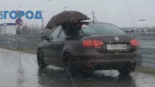В машине под зонтом - видео-загадка от нашего читателя