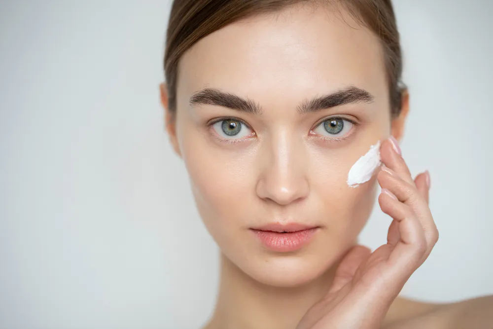 2 капли в крем для лица — эффект даже лучше, чем от дорогих процедур: секретная добавка для ночного ухода