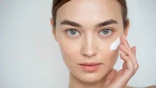 2 капли в крем для лица — эффект даже лучше, чем от дорогих процедур: секретная добавка для ночного ухода