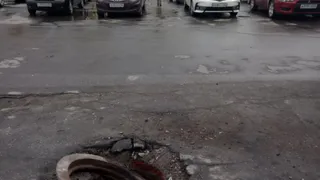 Фото-факт: в Рязани на платной парковке образовалась опасная яма