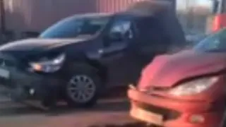 Капот всмятку: в Рязани столкнулись две иномарки