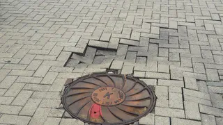 На площади Победы проваливается тротуарная плитка