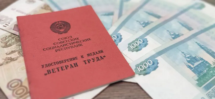 В 2024 году ветеранам труда положена единовременная денежная выплата. Как ее получить?