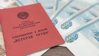 В 2024 году ветеранам труда положена единовременная денежная выплата. Как ее получить?