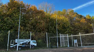 «Солнечная поляна» стала ещё комфортнее: волейбольную площадку оснастили новым освещением
