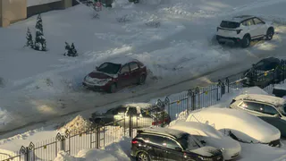 В Пензе спецтехника «приглаживает» заваленные снегом дороги вместо расчистки