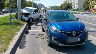 В Чебоксарах столкновение иномарок закончилось наездом на столб