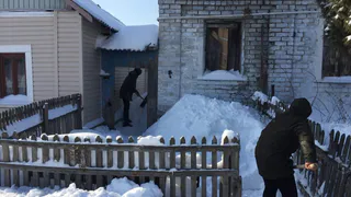 Минутка добра: рязанские студенты вызволили из снежного плена пенсионерку