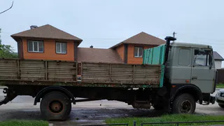 На улице в Семчине кто-то давно забыл грузовик: куда звонить, чтобы брошенный металлолом убрали?