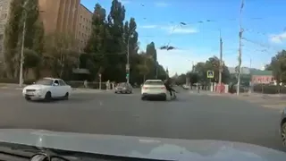 В Рязани автомобилист сбил самокатчика и уехал с места ДТП