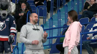 Предложение руки и сердца во время хоккейного матча в Нижнекамске