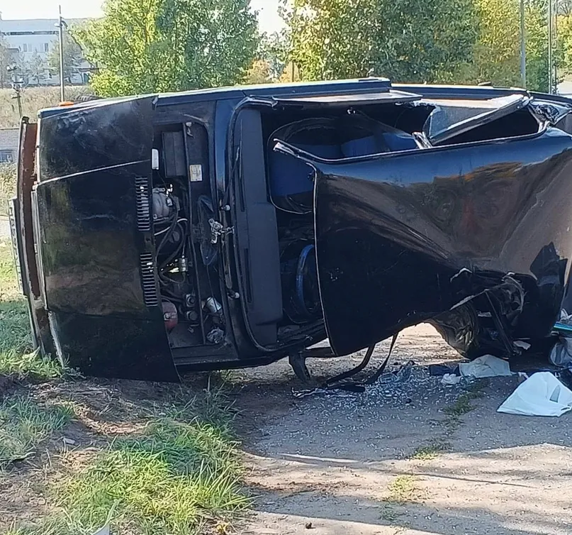 В Камских Полянах автомобиль на высокой скорости влетел в столб ЛЭП