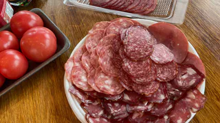 Названы лучшие марки колбасы: там чистое мясо – можно смело брать по 2 штуки