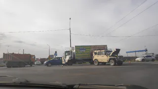 Заперли в пробке: в Никуличах столкнулись грузовик и “УАЗик”