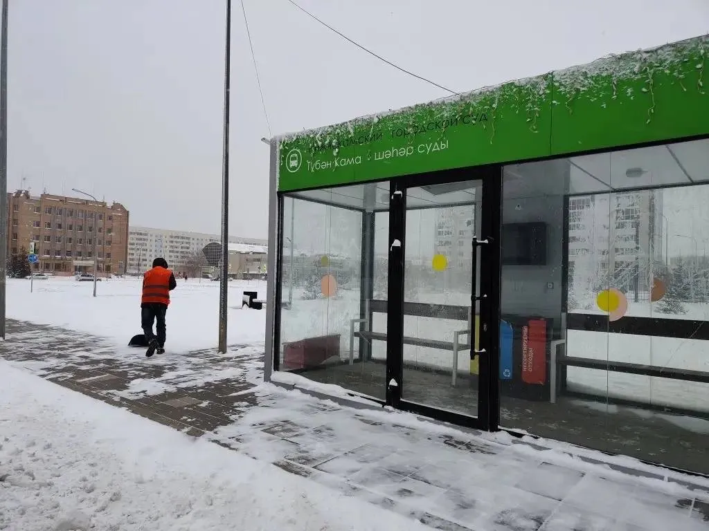 Мэр благодарит коммунальщиков, а жители Нижнекамска не могут пройти по тротуарам