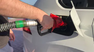 Заливать до краёв или по чуть-чуть: советы эксперта по заправке бака 