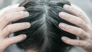 Стало известно, как восстановить цвет волос при ранней седине