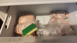 Всегда кладу губку в морозилку: подглядела хитрый трюк у соседки и теперь делаю также - перемены заметила вся семья