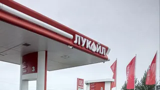 В Усинске Лукойл отремонтировал центральную детскую площадку