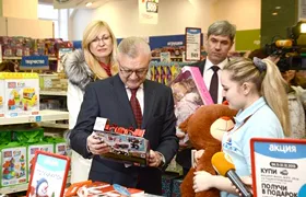 Губернатор Рязанской области преподнес трем воспитанникам детдомов подарки