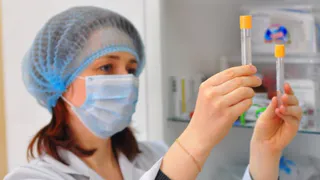 Минпросвещения не хочет пускать в школы детей без прививок