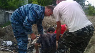 В Почепе мужчина провалился в 3-метровую яму