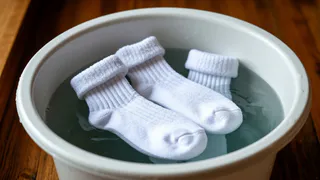 Кидаем сразу 4 ложки в таз — и даже самые грязные носки станут белее снега: простой и полезный совет