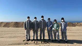 Молодые волонтеры из Чувашии помогают в очистке пляжей Черного моря от мазута