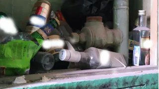 “Напоминает заброшенное здание”: рязанка жалуется на отсутствие уборки в подъезде