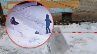 Следком опубликовал кадры падения глыбы льда на ребенка