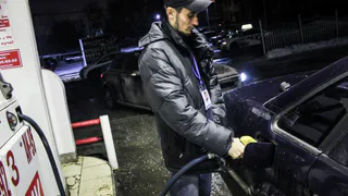 Что будет, если вы забудете вынуть заправочный пистолет на АЗС