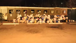 На улице Новаторов скопилась огромная куча мусора