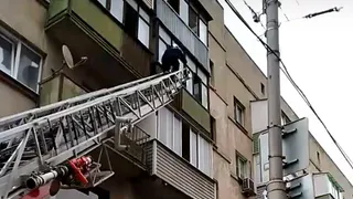 Полиция прокомментировала инцидент с ребенком, снятым с окна