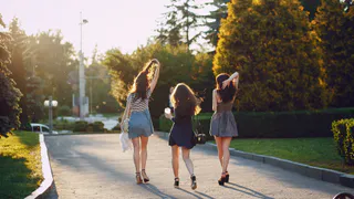 Плюс час к прогулкам: детям разрешили дольше находится на улицах