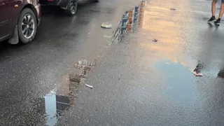 В Брянске с элитного дома ЖК «Речной» кинули сковородку в автомобиль