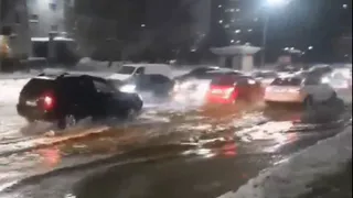 Кругом вода: в Песочне затопило улицу Новосёлов