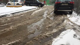 Уборка снега во дворах стала головной болью для рязанцев