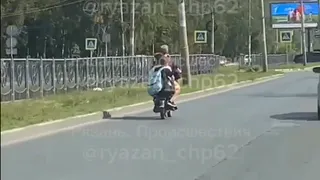 В Рязани засняли ехавших на мопеде вчетвером подростков