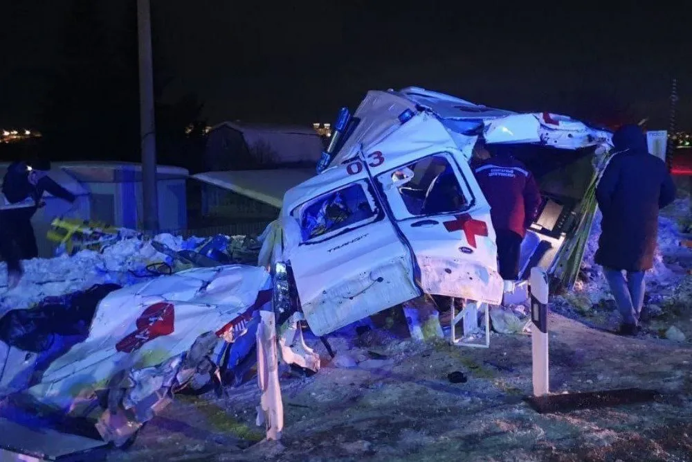 В Башкирии скорая на железнодорожном переезде столкнулась с тепловозом, пациентка погибла