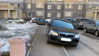 В Нижнекамске водитель припарковался на тротуаре 