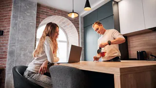 Жительница Магнитогорска украла деньги у мужчины, придя к нему домой на свидание