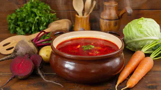 Как варят настоящий борщ, а не суп со свеклой: нашла рецепт в книге 1952 года. Есть 2 тонкости: от них зависит вкус и насыщенный рубиновый цвет