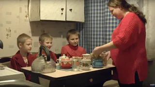 Как сейчас живет Максим, который спас свою семью из пожара, а потом был направлен в социальный центр